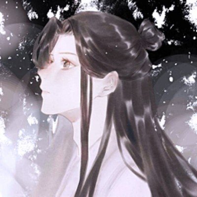 女孩在瀑布下打太极尽显侠气